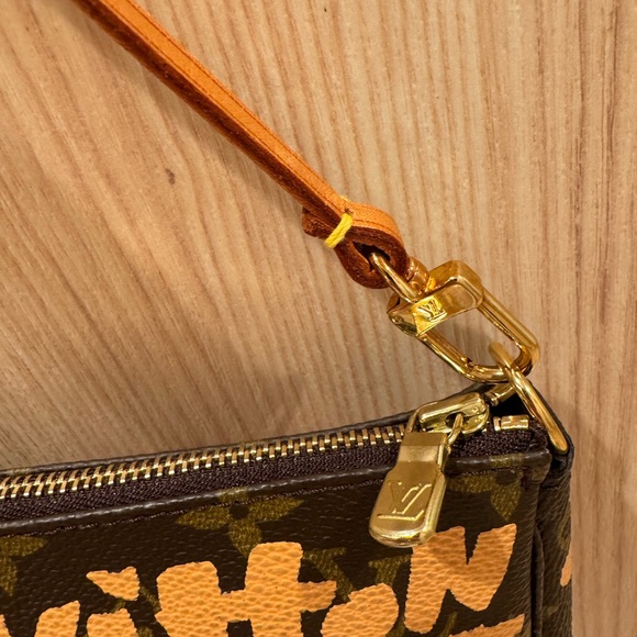Authentic Louis Vuitton Pochette accessories bag limited edition graffiti - Picture 12 of 16